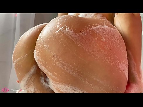 ❤️ Brunette o ipholla litho tsa botona kapa botšehali ho li khotsofatsa Pussy e nang le Vibrator ho ea ho Intense Orgasm in Shower Video ea bootsoa ☑